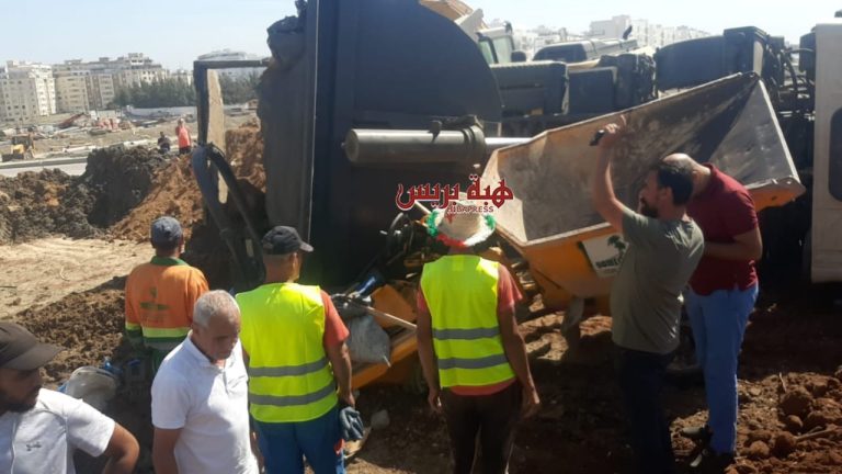 حادث مميت بمحيط ملعب طنجة الكبير.. انقلاب شاحنة يودي بحياة عامل
