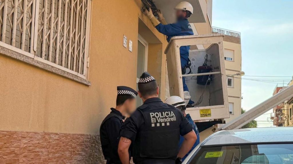 معركة السكن في إسبانيا تتصاعد… الشرطة تواجه “الأوكوباس” في إل فندريل