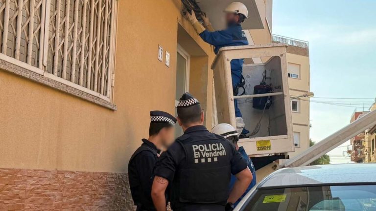 معركة السكن في إسبانيا تتصاعد… الشرطة تواجه “الأوكوباس” في إل فندريل