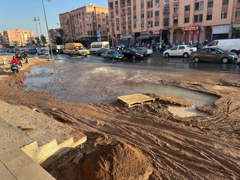 انفجار قناة للماء الصالح للشرب يوقف حركة السير بأهم شارع بمراكش - صور