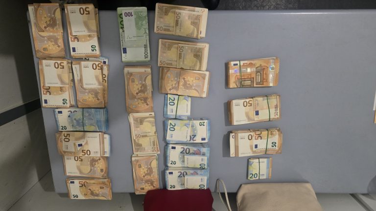 الجمارك تحجز مبلغ 70.100 أورو غير مصرح به بميناء الناظور