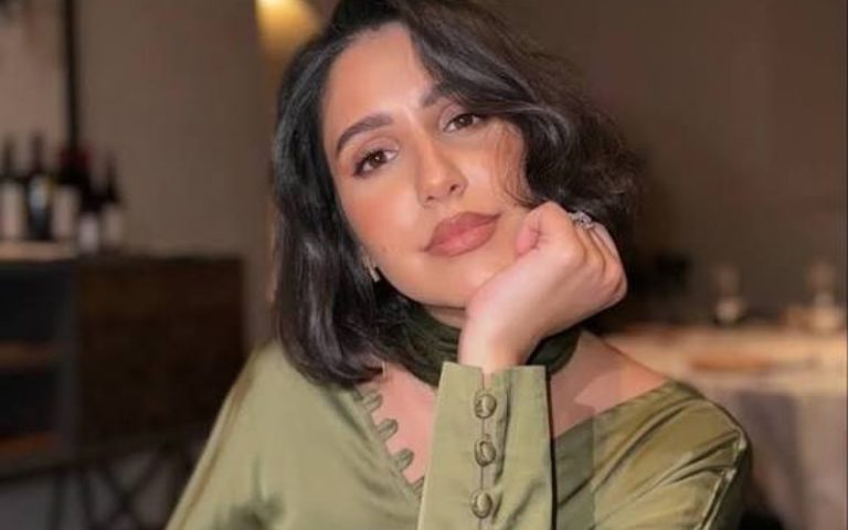 روعة بيوتي تطمئن متابعيها وتوضح: “أنا مع عائلتي بخير" - صورة