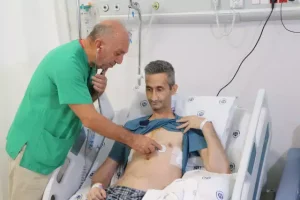 رجل ينجو من جراحة قلب نادرة بعد 13 عاماً من التشخيص الخاطئ (صور)