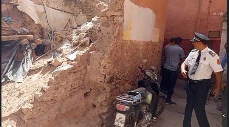 انهيار حائط منزل على عامل بناء