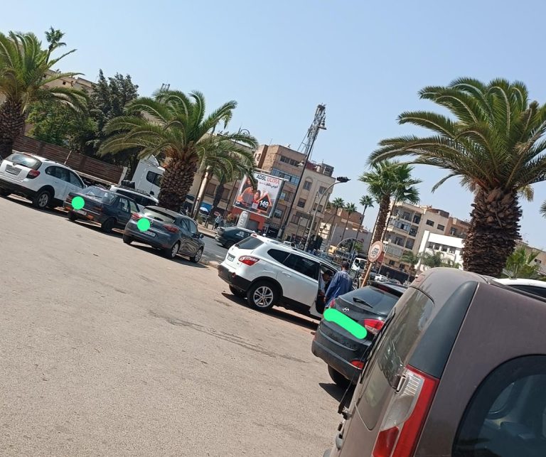 مواقف عشوائية للسيارات