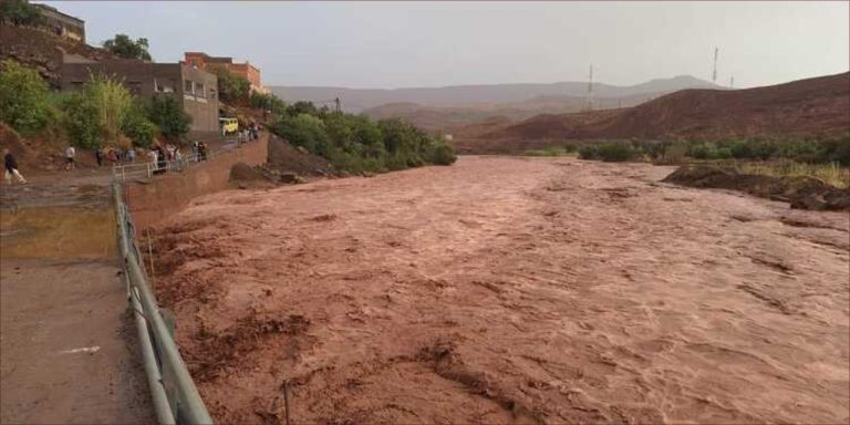 سيول جارفة تقطع الطريق بين ورزازات وتنغير