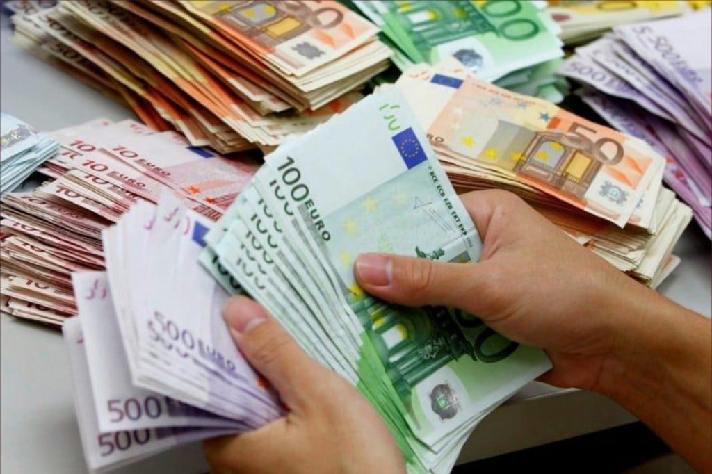 الناظور.. استغلال غير قانوني للعملة الصعبة بمعبر بني أنصار يثير غضب المواطنين