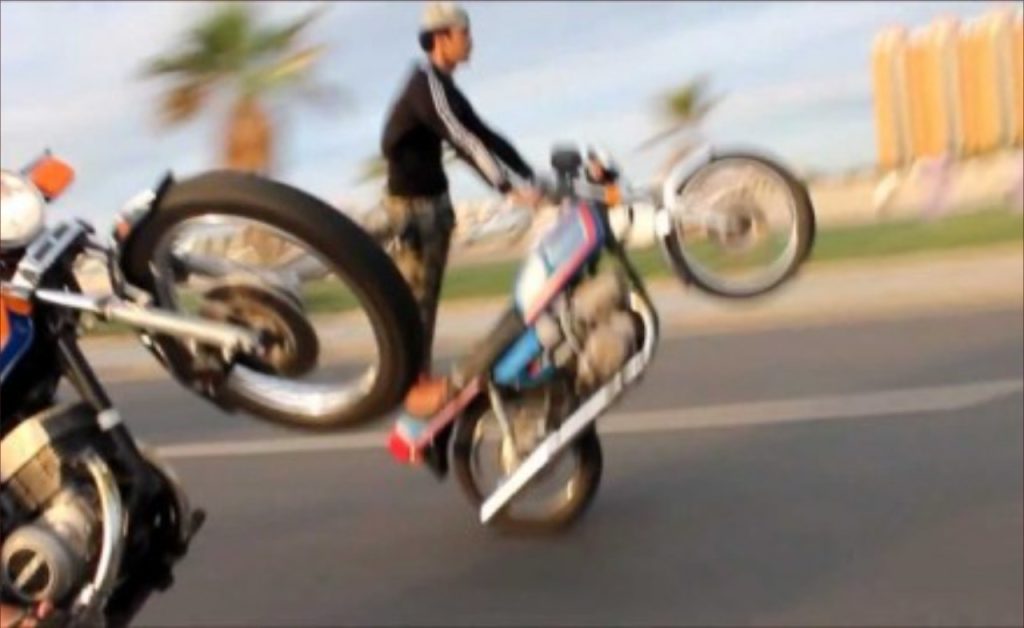 غليان في صفرو .. فوضى الدراجات النارية تتفاقم ومقهى للقمار يزيد الاحتقان