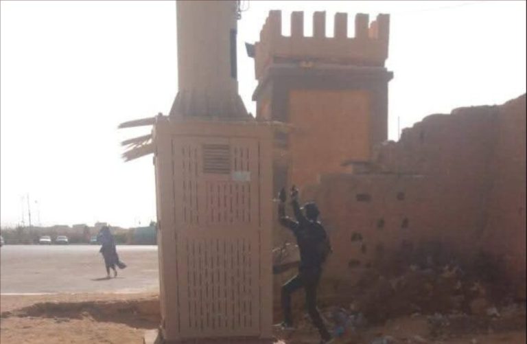 طانطان.. شاب يحتج بتسلق لاقط هوائي بسبب تجاهل ملفه الإداري