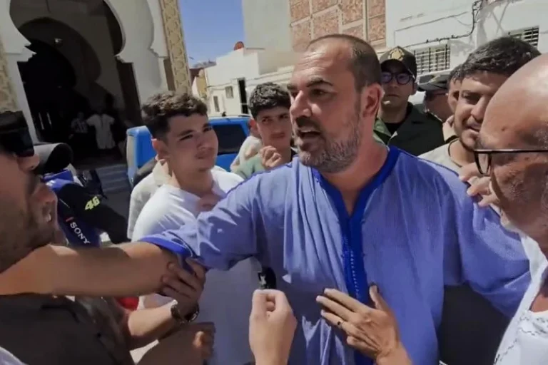 الزفزافي يحضر جنازة والده