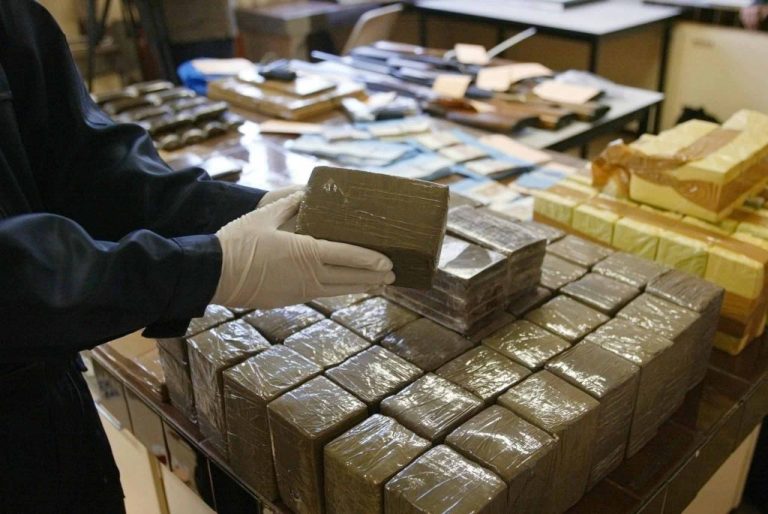إحباط محاولة لترويج كمية مهمة من الشيرا بإقليم الحوز.. وفرار تاجر المخدرات