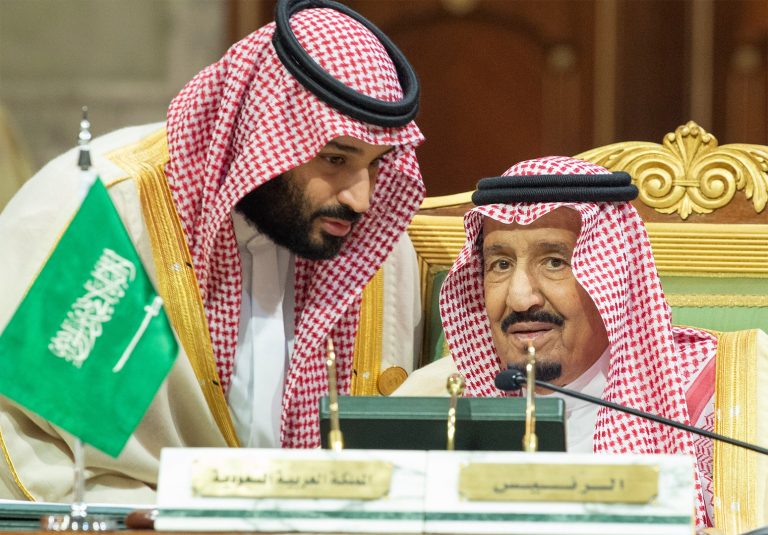الملك سلمان وولي العهد السعودي يهنئان الملك بعد التتويج العالمي لأشبال الأطلس