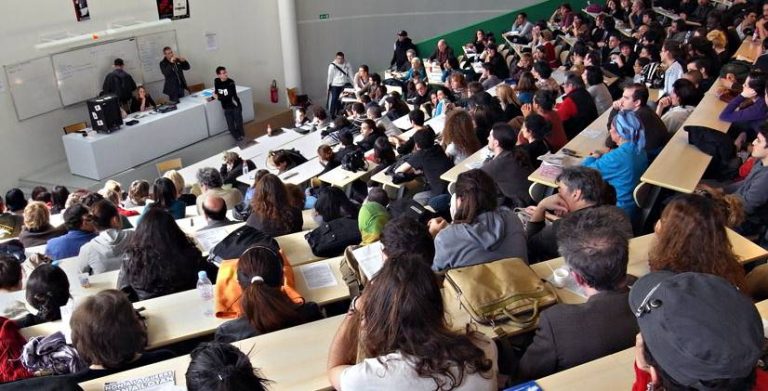 رسوم الجامعات تثير الجدل بين المجانية والتنظيم