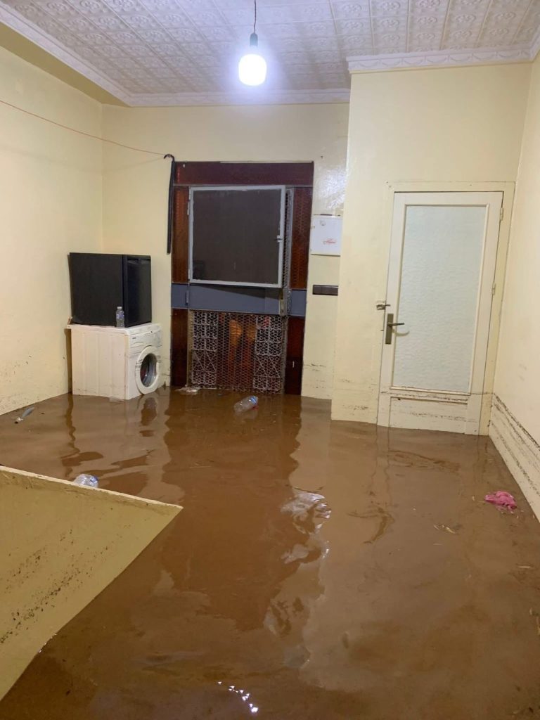 العروي تغرق تحت الأمطار ومواطنون يحمّلون المسؤولية للبنية التحتية المهترئة - صور