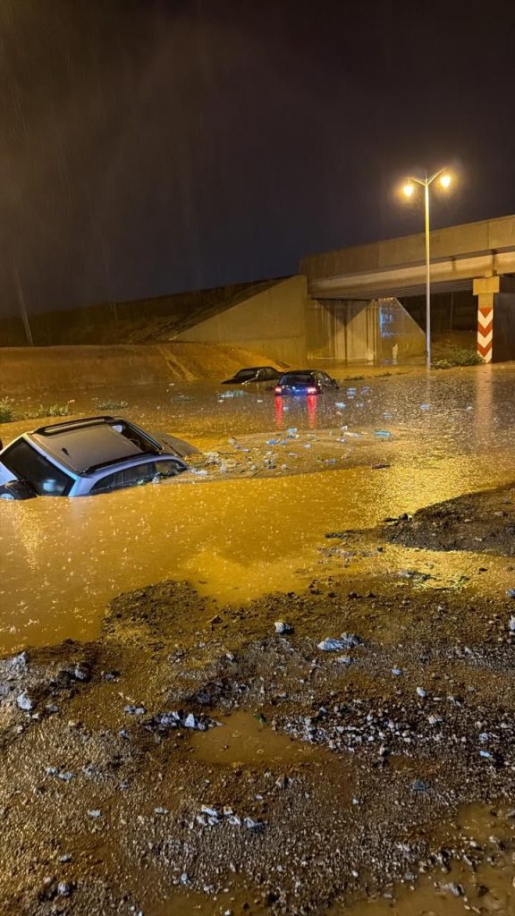 العروي تغرق تحت الأمطار ومواطنون يحمّلون المسؤولية للبنية التحتية المهترئة - صور