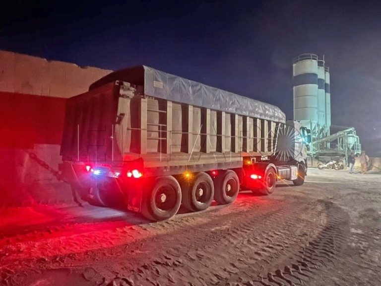 شاحنات الرمال من المغرب إلى سبتة المحتلة تفنّد ادعاءات اليمين الإسباني بشأن الجمارك