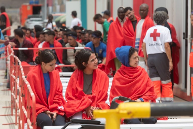 اليمين المتطرّف الإسباني يحوّل الهجرة إلى "كبش فداء" لمهاجمة حكومة سانشيز