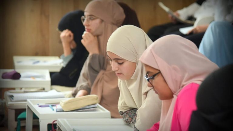 رغم حملة "فوكس".. أكثر من 100 مدرسة كتالونية تواصل تدريس الثقافة المغربية