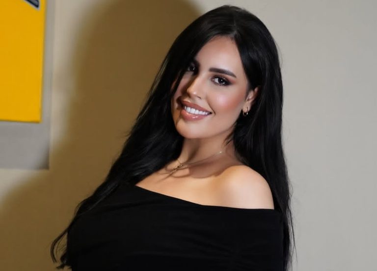 كوثر تيسية تشارك جمهورها فرحة الحمل الأول بإطلالة ساحرة