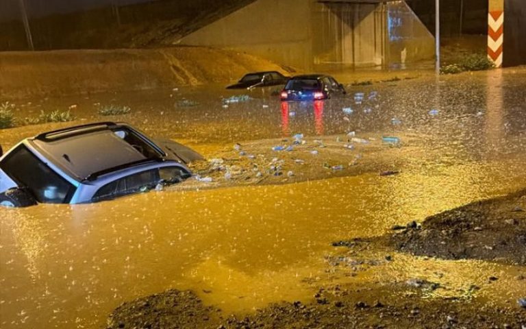 العروي تغرق تحت الأمطار ومواطنون يحمّلون المسؤولية للبنية التحتية المهترئة - صور