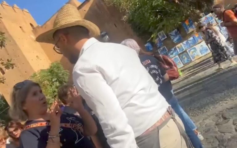 شفشاون.. نادل مقهى يوجه درسًا راقيًا لسائحات أجنبيات حول وحدة المملكة