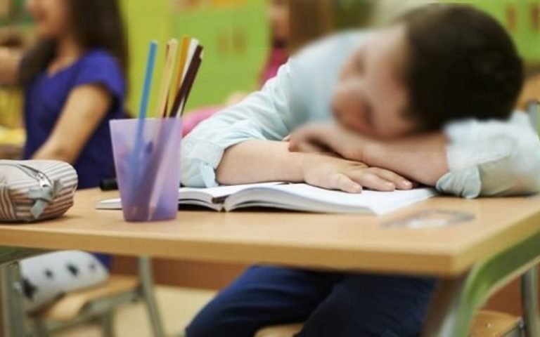 الساعة الإضافية.. تلاميذ يستأنفون نومهم على مقاعد الدراسة