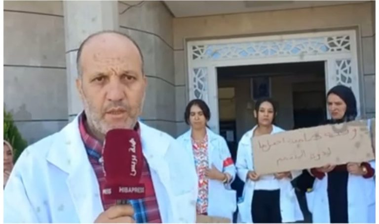 تاهلة.. أطر مركز الكرامة يواصلون احتجاجهم وجمعية حقوقية تدخل على الخط (فيديو)