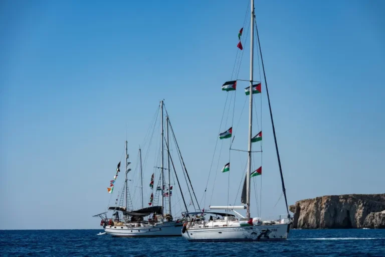 تمهيدا لترحيلهم.. إسرائيل تنقل مئات الناشطين من ناشطي "أسطول الصمود" للسجون