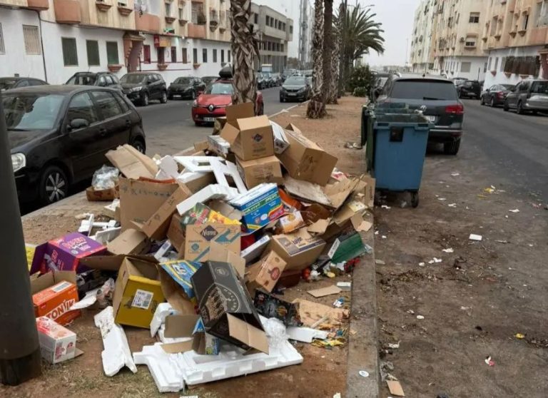 مخلفات شاحنة جمع الأزبال تثير استياء ساكنة أكادير