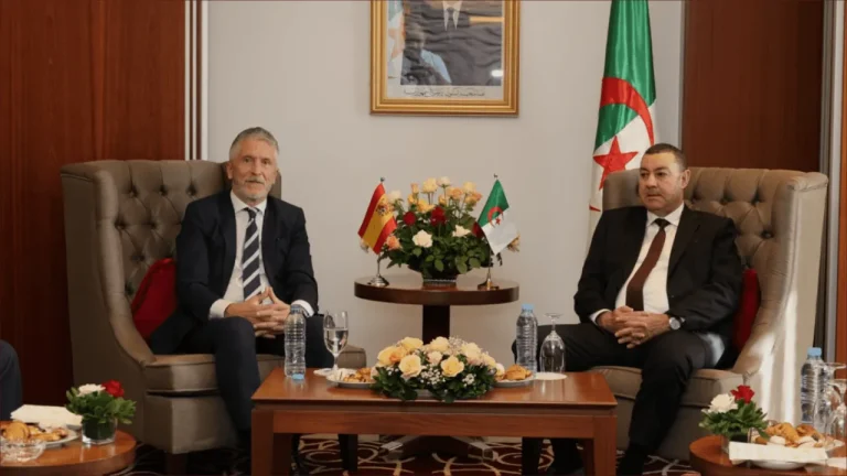وزير الداخلية الإسباني فرناندو غراندي مارلاسكا مع نظيره الجزائري سعيد سعيود