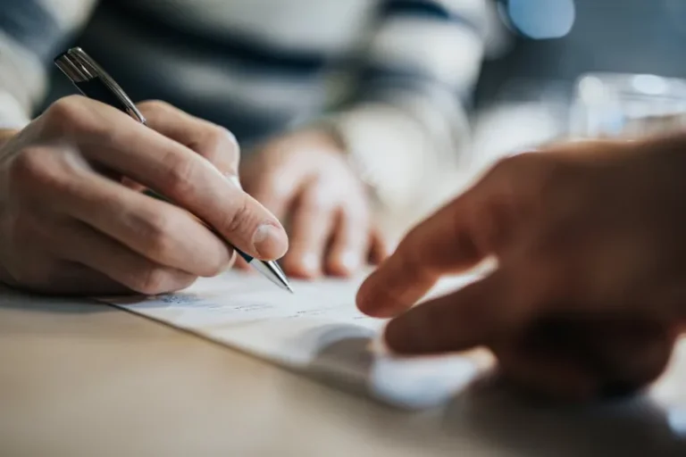 حقوق المستهلك تدعو المواطنين إلى الانتباه قبل توقيع عقود القروض البنكية
