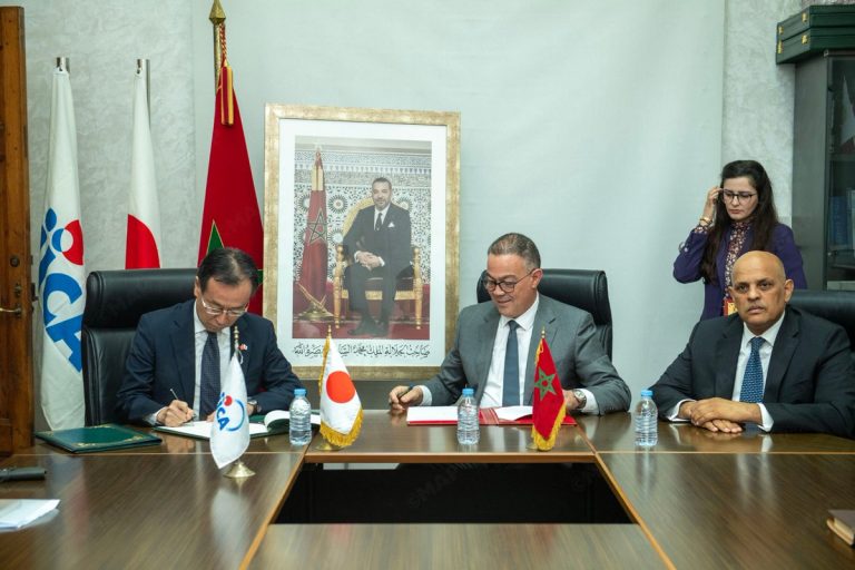 لحظة توقيع الاتفاق