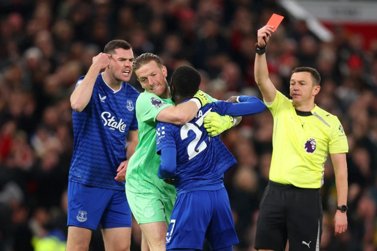 لاعب يصفع زميله في الفريق والحكم يطرده