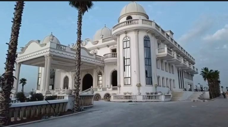قائد مكناسة ببوسكورة يُبلّغ صاحب قصر الضيافة بقرار الهدم عبر “واتساب”! (فيديو)