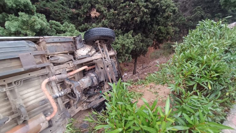 انقلاب سيارة بجبل الدرسة في تطوان والسائق ينجو بأعجوبة