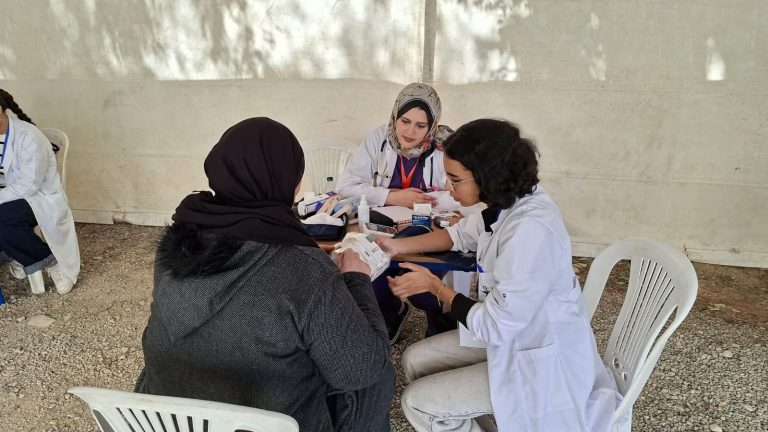 صورة من القافلة الطبية