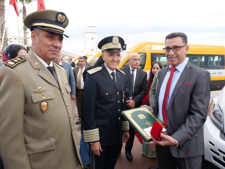 توزيع 5 حافلات للنقل المدرسي بمناسبة الذكرى 70 لعيد الاستقلال في الناظور