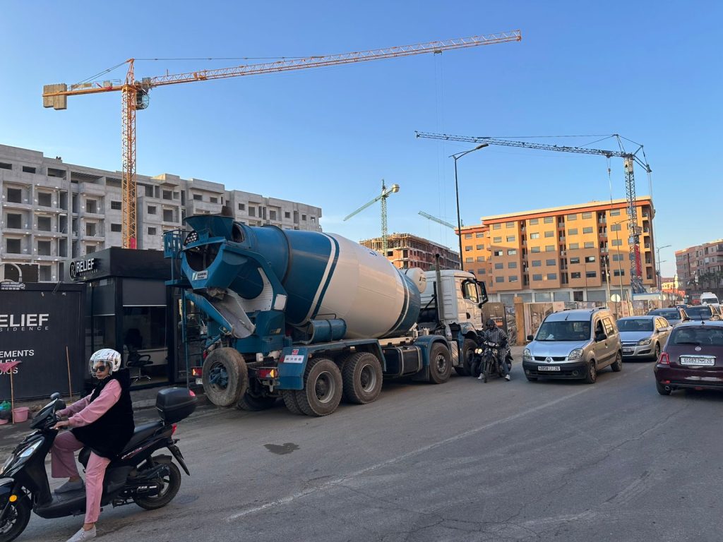 شاحنات شركة للإسمنت تتسبب في اختناق مروري بمراكش