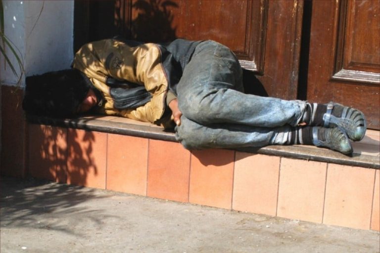 مع كل موجة برد قارس بسطات.. متسولو الشوارع ينتظرون التفاتة رحيمة