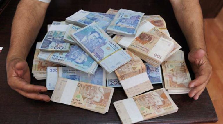 آيت ملول.. حارس مسجد يعيد 300 مليون سنتيم لصاحبها.. والأخير يكافئه بعمرة ومبلغ مالي
