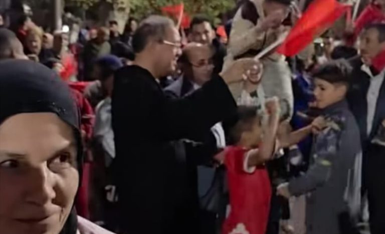 صفرو تحتفي بقرار مجلس الأمن.. وعامل الإقليم يشارك الساكنة فرحتهم