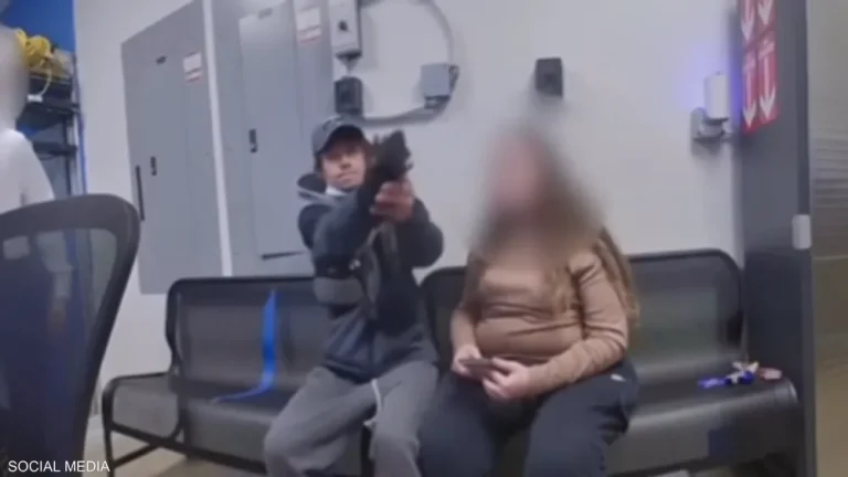 الولايات المتحدة.. شرطي ينجو من محاولة قتل بأعجوبة (فيديو)