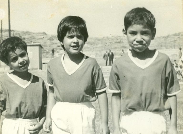 بمناسبة كأس إفريقيا.. الأمير هشام ينشر صورة للملك محمد السادس وهو يلعب كرة القدم