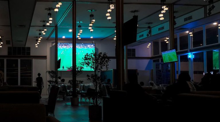 تزامناً مع كأس إفريقيا.. (حقوق المستهلك) تنتقد رفع بعض المقاهي والمطاعم للأسعار