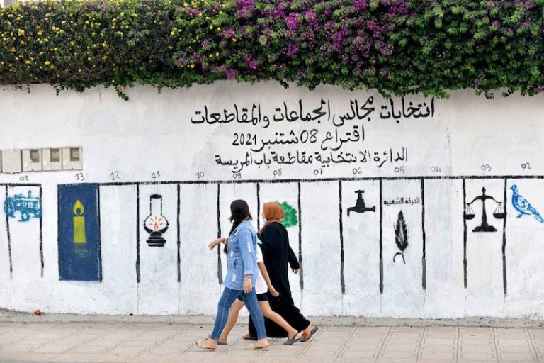 مسؤولون إداريون بلا كفاءة.. وسباق محموم نحو الولاءات السياسية