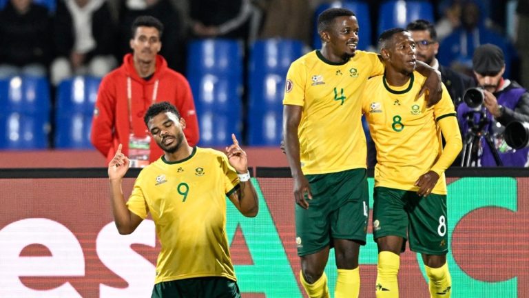 جنوب إفريقيا تستهل مشوارها في الكان بفوز صعب على أنغولا