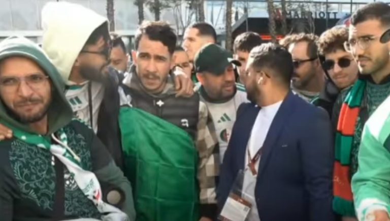 فضيحة على الهواء.. مراسل قناة جزائرية يحرض جماهير بلاده على الحديث عن (غياب) التذاكر