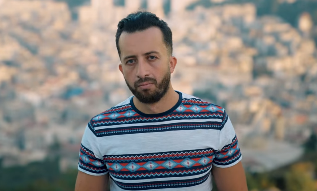 الجزائر.. حملة تضامن مع أنس تينا بعد الهجوم عليه بسبب انتقاده تركيز الإعلام على أخبار المغرب