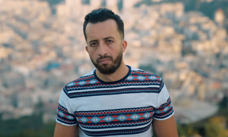 الجزائر.. حملة تضامن مع أنس تينا بعد الهجوم عليه بسبب انتقاده تركيز الإعلام على أخبار المغرب