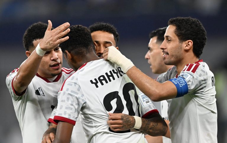 المنتخب الإماراتي يطيح بالجزائر ويضرب موعداً مع المغرب في نصف نهائي كأس العرب